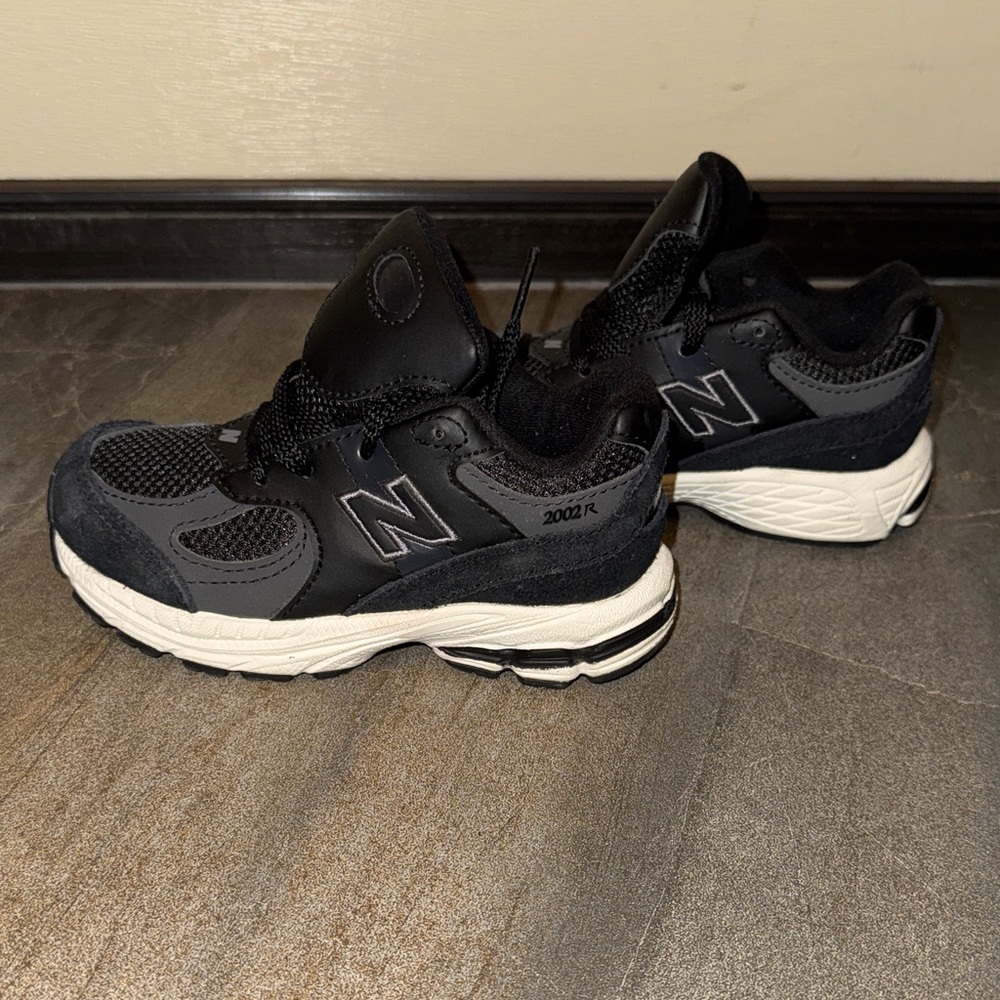 New Balance Kids' 2002R sneakers in a black and phantom colorway- size 9